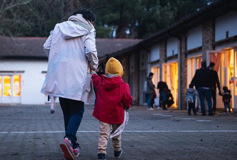 Ate irekiak, bisitak eta elkarrizketa pertsonalizatuak antolatu dituzte herriko ikastetxeek