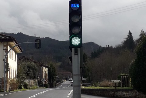 Lurraldebuseko autobusak geldiarazteko sistema berezia jarri da Olabarrietako bi geltokietan